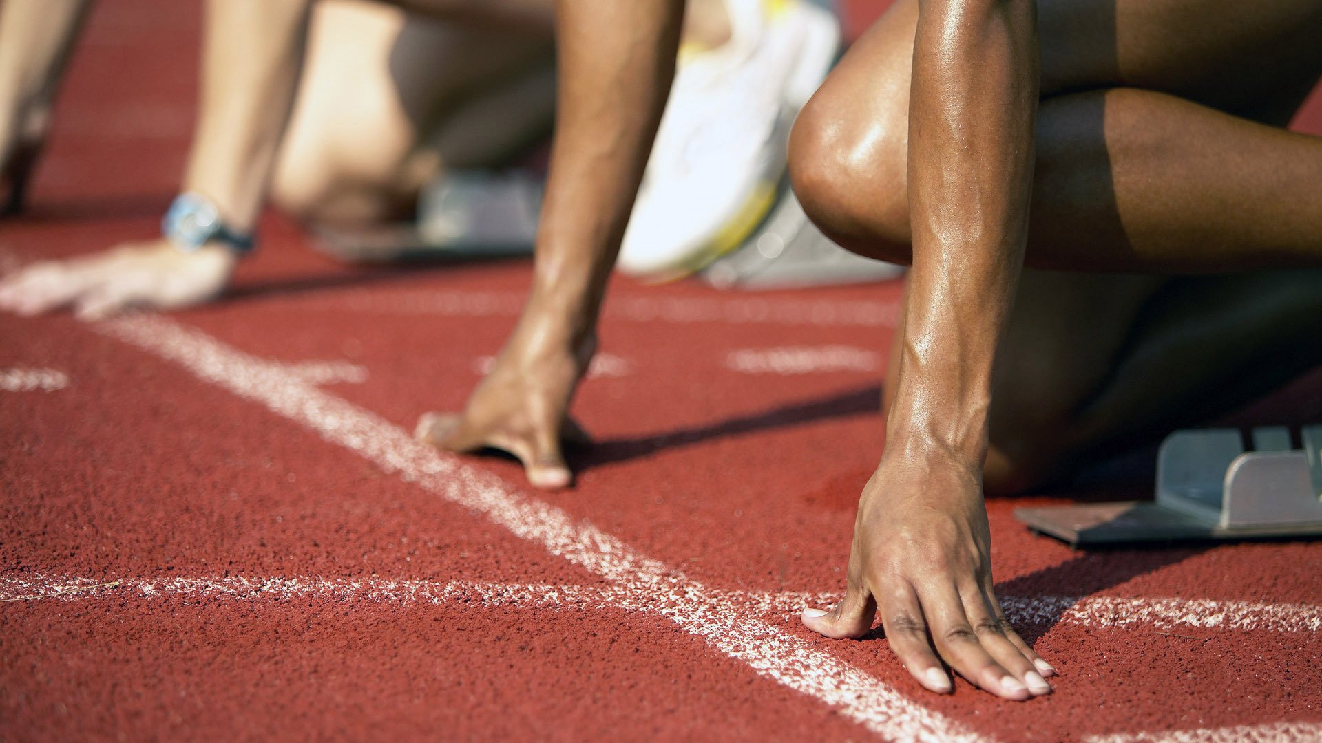 中学生足球精英营通过实战提升技战术理解,市区全面建立校园足球精英训练营