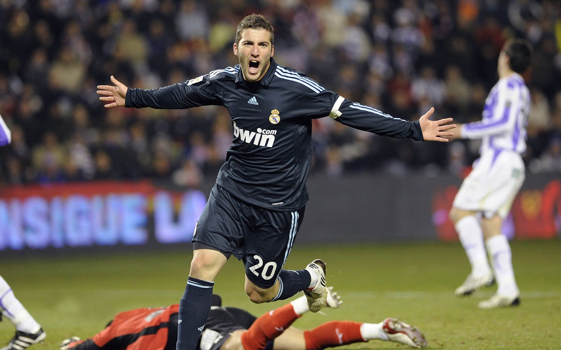 亚洲杯中国足球逆袭 球迷感叹球队进步明显,中国足球队亚洲杯亚军阵容