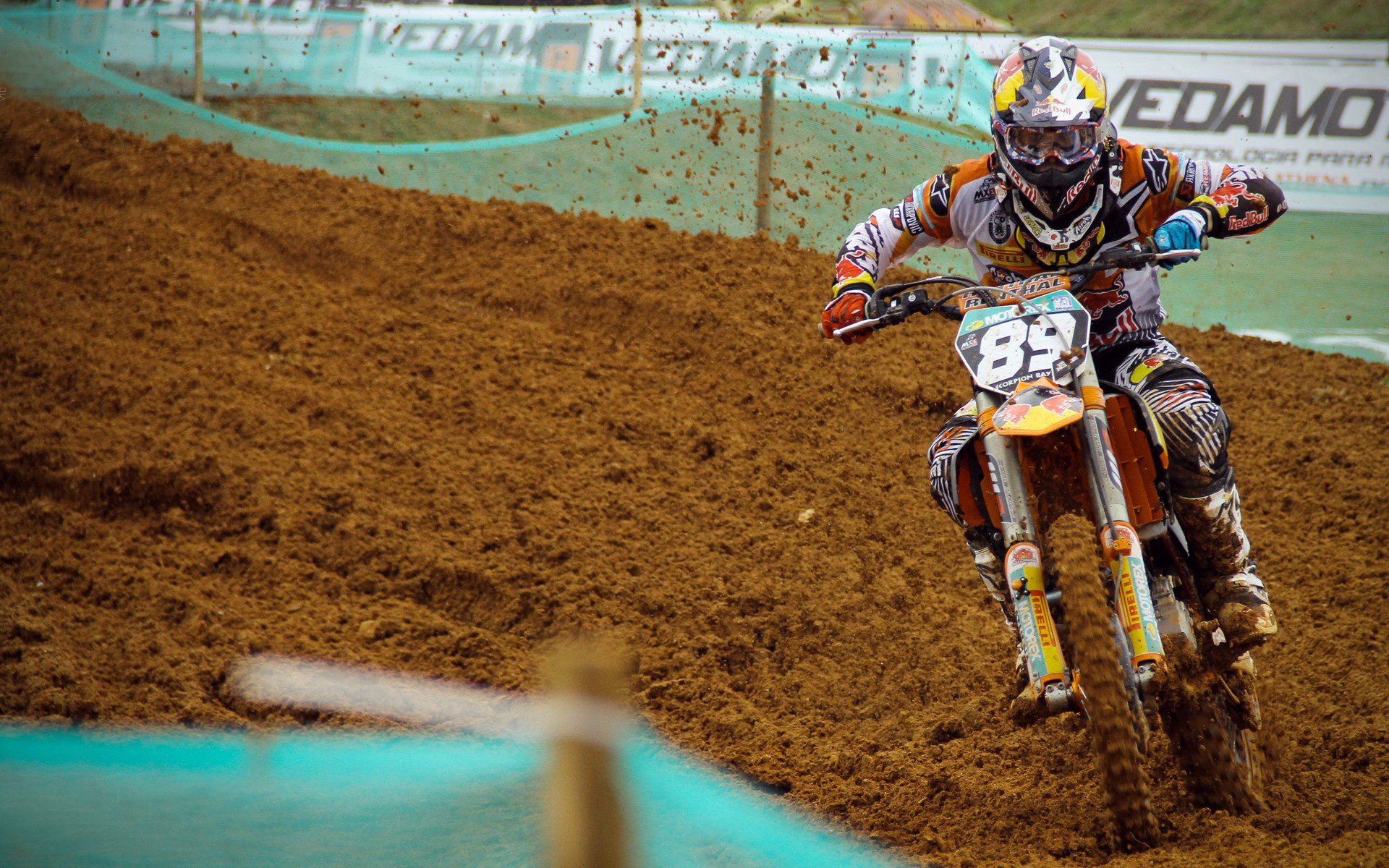 九游娱乐app-佩拉卡尼笑对首次蝶泳挑战，卡佩拉弹跳